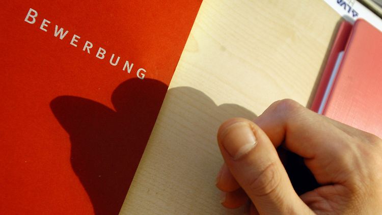 Ein falsches Zeugnis in der Bewerbungsmappe kann zum Rauswurf führen.
