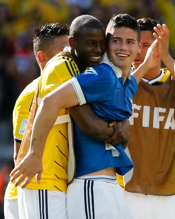 2014-06-14T191214Z-221316255-GF2EA6E1GNM01-RTRMADP-3-SOCCER-WORLD-M05-COL-GRE-JPG2400889927694988134