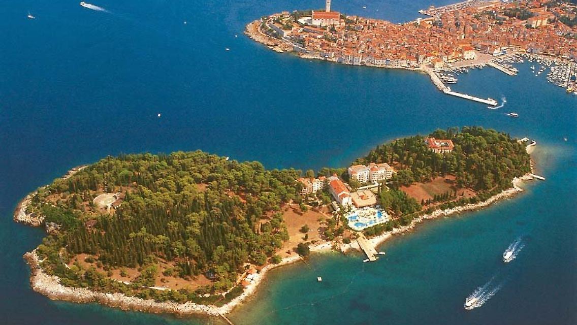 Ganz in der Nähe der kroatischen Adriastadt Rovinj (Hintergrund) liegt die Hotelinsel "Katarina".