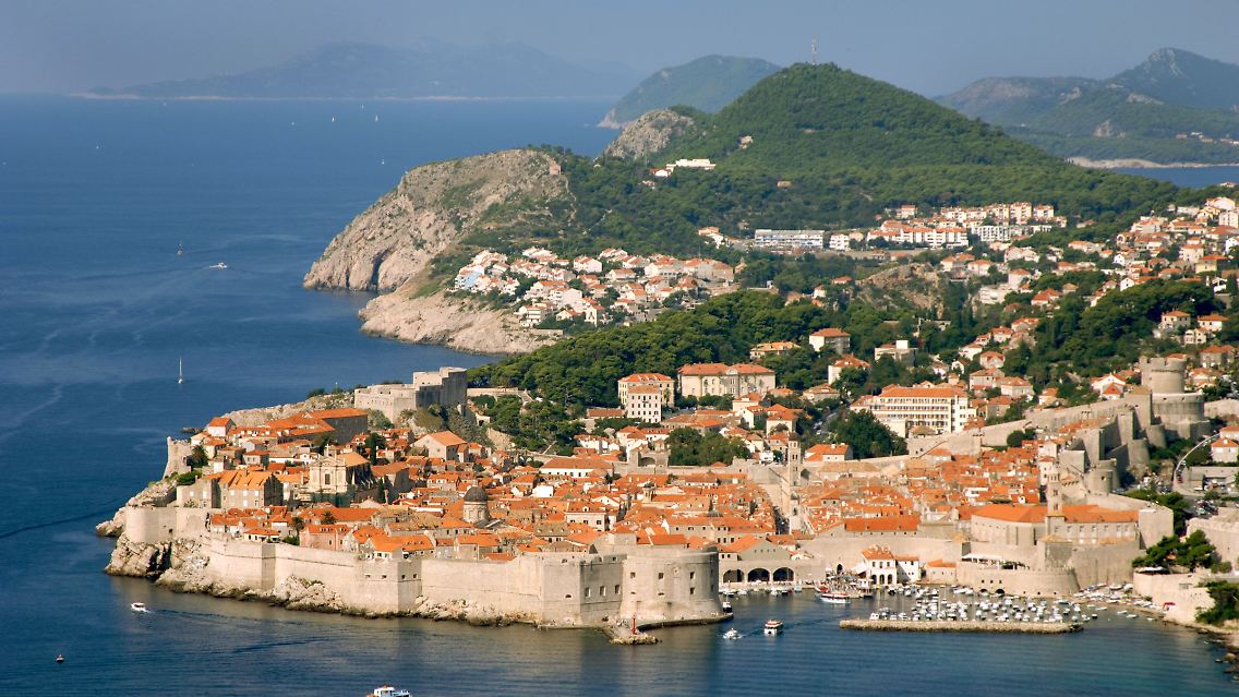 Blick auf die von Festungsmauern umschlossene Altstadt von Dubrovnik an der süddalmatinischen Küste.