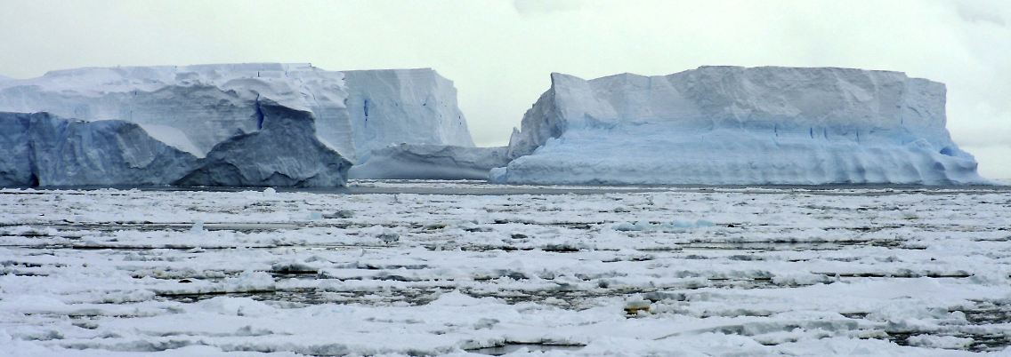 Das ewige Eis bröckelt: Eisschollen treiben vor dem antarktischen Festland.