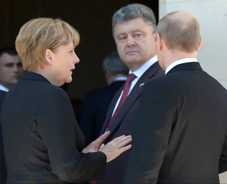 2014-06-06T141102Z-819151289-GM1EA661PGM01-RTRMADP-3-UKRAINE-CRISIS-PUTIN-POROSHENKO-JPG5476069942944541854