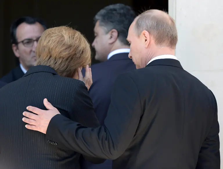 2014-06-06T141348Z-1404886731-GM1EA661PM401-RTRMADP-3-UKRAINE-CRISIS-PUTIN-POROSHENKO-JPG6852362853729139909