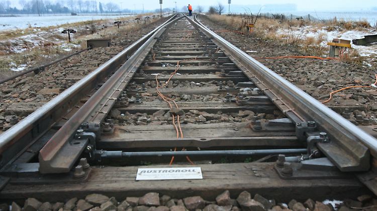 Die alten Holzschwellen auf Bahngleisen könnten bald durch recycelten Kunststoff ersetzt werden.