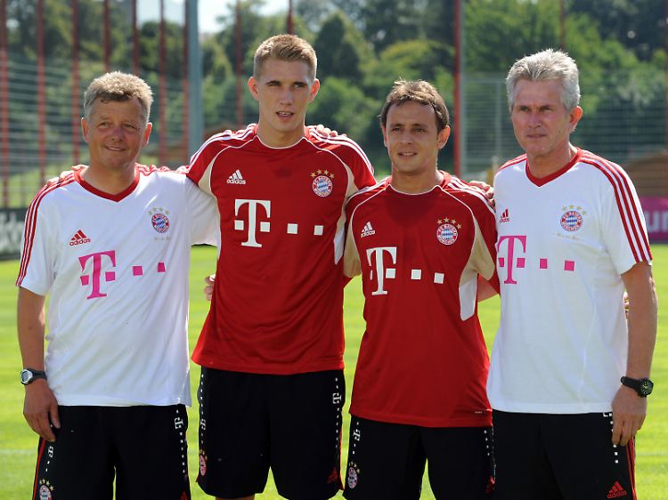 Heynckes mit Co-Trainer Hermann und den Neuzugängen Petersen (2.v.l.) und Rafinha (2.v.r.):