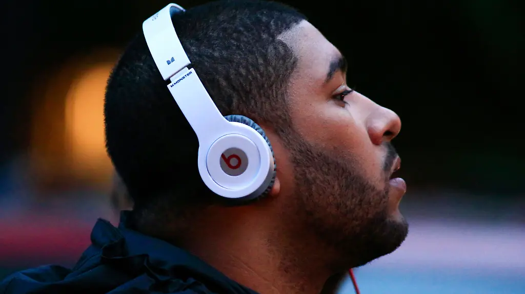 2014-05-30T021344Z-1876830973-GM1EA5U0SC701-RTRMADP-3-APPLE-BEATS-JPG2657113112285322484