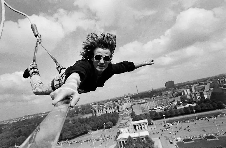 Bungee-Jumping-Brandenburger-Tor-1992-berlinwonderland-press-8