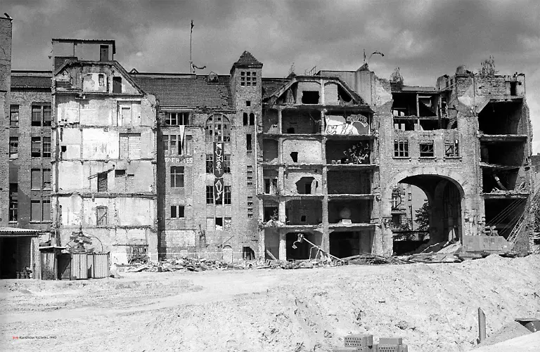 Kunsthaus-Tacheles-1990-berlinwonderland-press-3