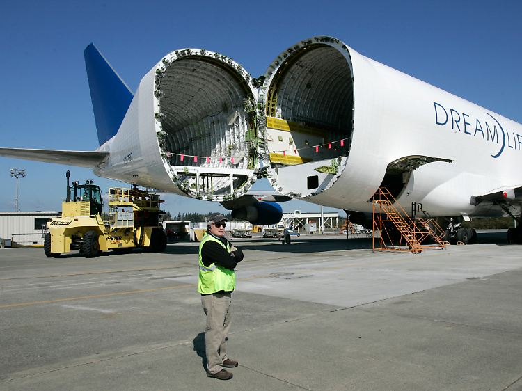 Frachtflieger im Werkseinsatz: Die Boeing Dreamlifter fliegt Teile der 787 zur Endmontage.
