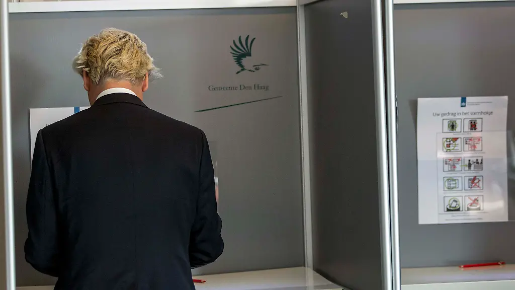 2014-05-22T101729Z-769993188-GM1EA5M1EQA01-RTRMADP-3-EU-ELECTION-JPG797144275503792931