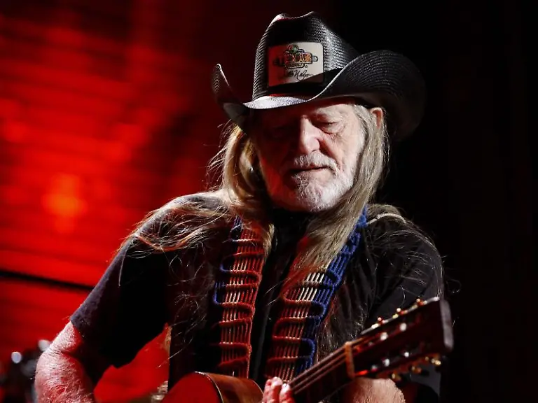 Willie-Nelson-Fans-koennen-jetzt-den-alten-Bus-des-Kuenstlers-anmieten
