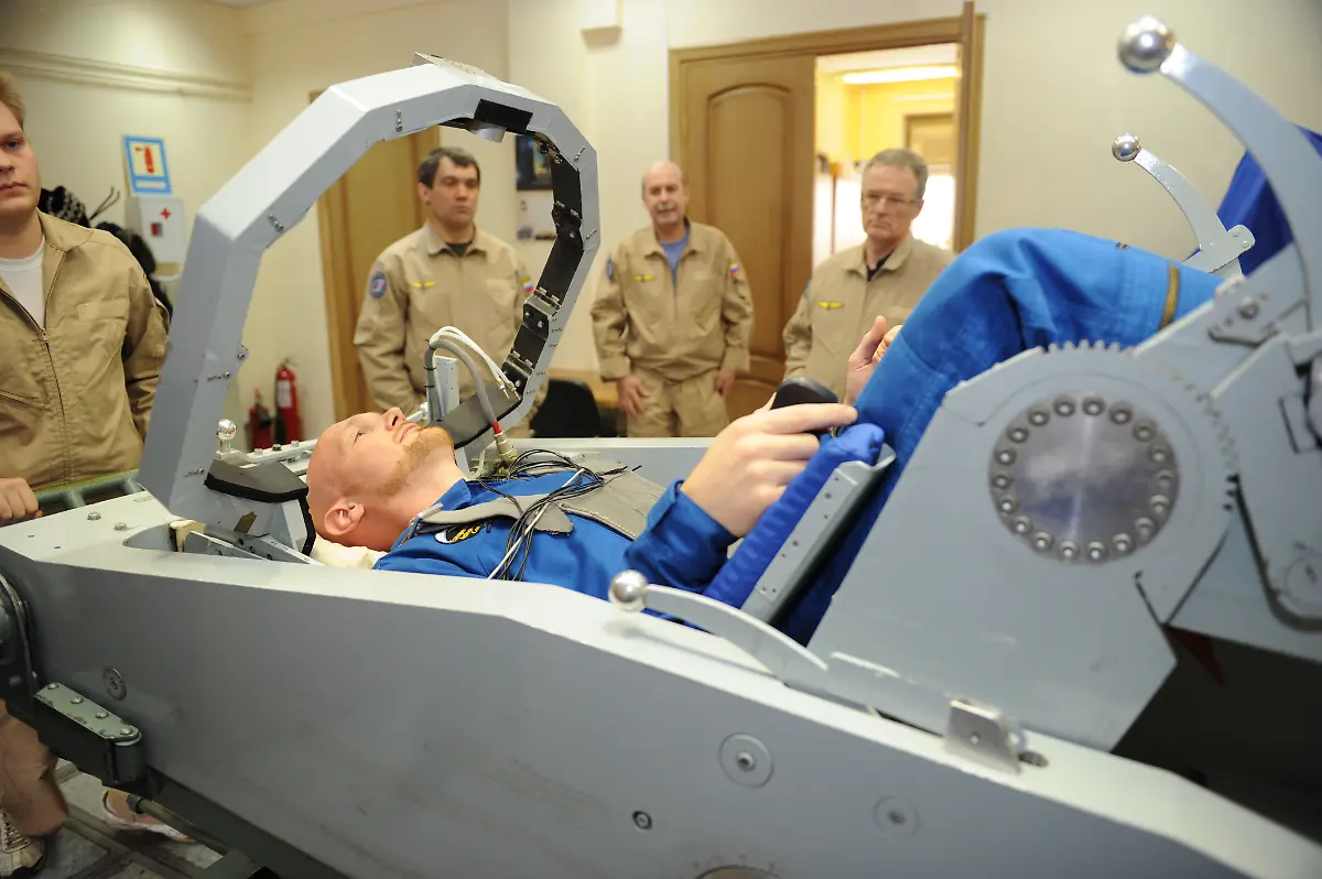 GCTC-Alexander-Gerst-ready-for-a-centrifuge-training-session