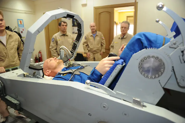GCTC-Alexander-Gerst-ready-for-a-centrifuge-training-session