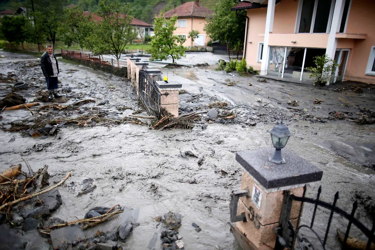 2014-05-16T121620Z-358025979-GM1EA5G1JNI01-RTRMADP-3-BALKANS-FLOOD-JPG1136096825652157130