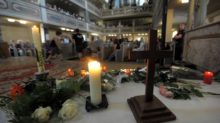 Mehr als 700 Menschen versammelten sich zur Andacht für Mary-Jane.