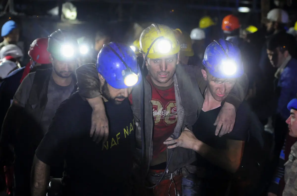 2014-05-14T051918Z-1266444239-GM1EA5E10W101-RTRMADP-3-TURKEY-MINE-JPG5074562648706482422