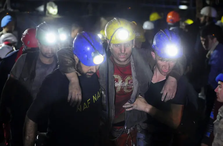 2014-05-14T051918Z-1266444239-GM1EA5E10W101-RTRMADP-3-TURKEY-MINE-JPG5074562648706482422