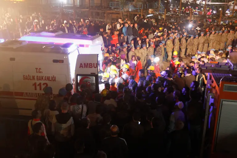 2014-05-14T013627Z-360159180-GM1EA5E0QLX01-RTRMADP-3-TURKEY-MINE-JPG2211140417970712160