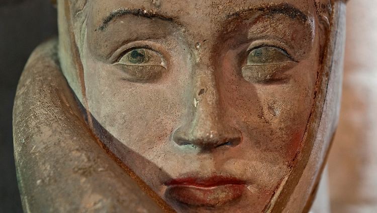 Detail der Stifterfigur der Uta im Westchor des Naumburger Domes.