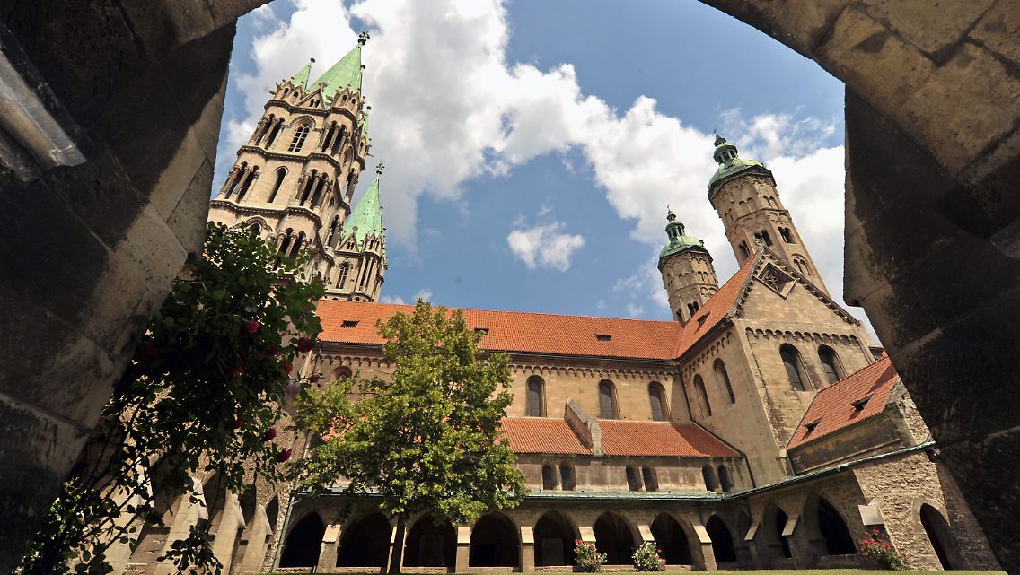 Blick aus dem Kreuzgang auf die vier Türme des Naumburger Domes.