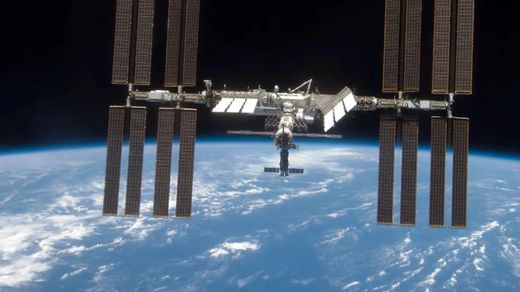 Die-ISS-umrundet-die-Erde-etwa-alle-eineinhalb-Stunden