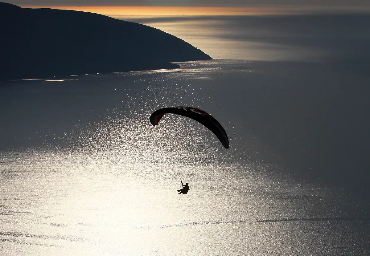 2014-05-07T191424Z-67655031-GM1EA5807AN01-RTRMADP-3-ALBANIA-COMPETITION-PARAGLIDER-JPG4783482461606411142