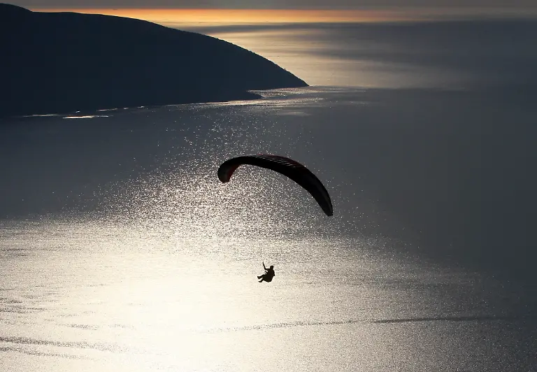 2014-05-07T191424Z-67655031-GM1EA5807AN01-RTRMADP-3-ALBANIA-COMPETITION-PARAGLIDER-JPG4783482461606411142