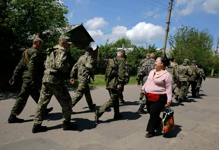 2014-05-11T111827Z-1344729296-GM1EA5B1HJJ01-RTRMADP-3-UKRAINE-CRISIS-JPG966591355389342357