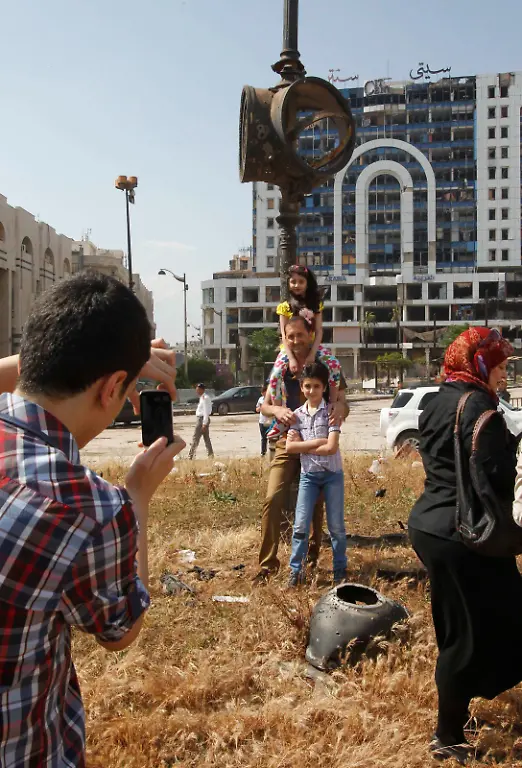 2014-05-09T162044Z-1342600709-GM1EA5A00TM01-RTRMADP-3-SYRIA-CRISIS-HOMS-JPG3774907305430045876