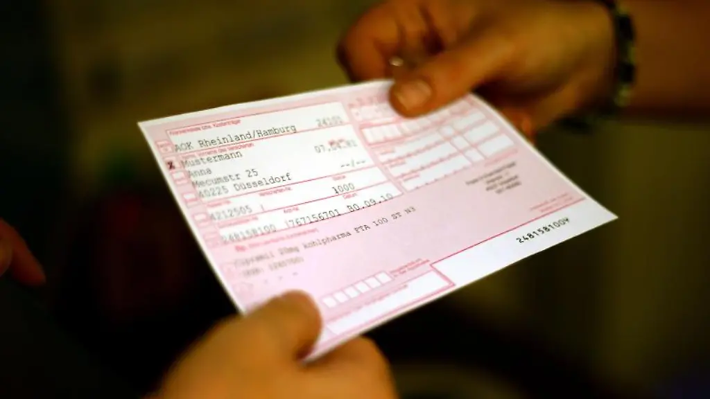 Der-Klassiker-Rosa-Rezepte-gibt-es-fuer-Arzneien-die-von-der-gesetzlichen-Krankenkasse-uebernommen-werden-Etwas-zuzahlen-muessen-Patienten-haeufig-trotzdem