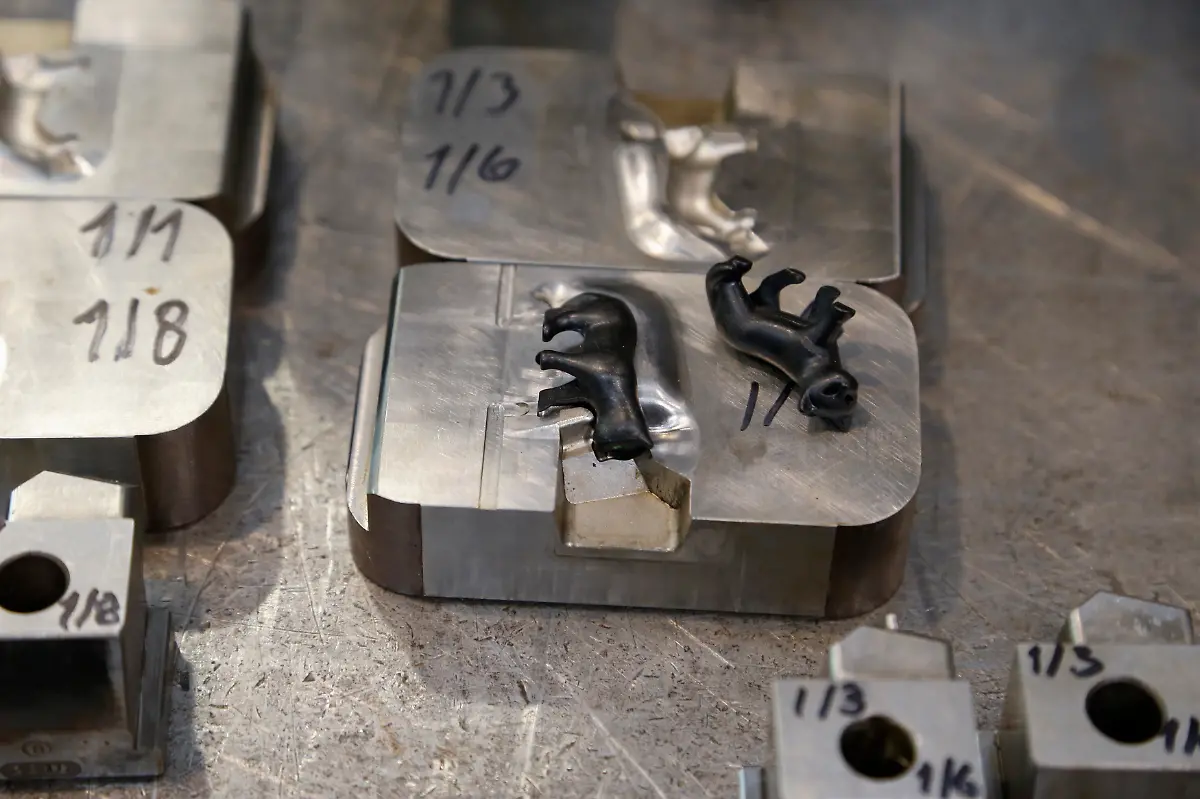 Playmobil-animal-figurines-lie-on-their-injection-mould