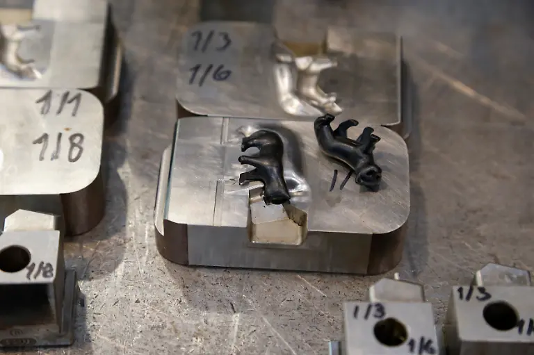 Playmobil-animal-figurines-lie-on-their-injection-mould