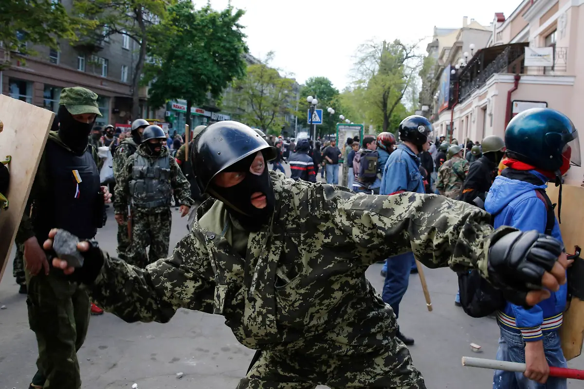 2014-05-02T170046Z-729127867-GM1EA5302OX01-RTRMADP-3-UKRAINE-CRISIS-JPG2663433672675548002