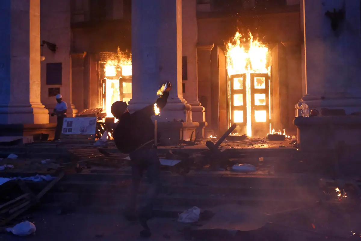 2014-05-02T192701Z-1276856571-GM1EA5309GV01-RTRMADP-3-UKRAINE-CRISIS-ODESSA-CASUALTIES-JPG4820175433660310794