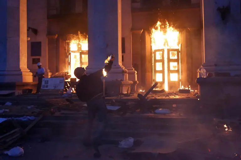 2014-05-02T192701Z-1276856571-GM1EA5309GV01-RTRMADP-3-UKRAINE-CRISIS-ODESSA-CASUALTIES-JPG4820175433660310794