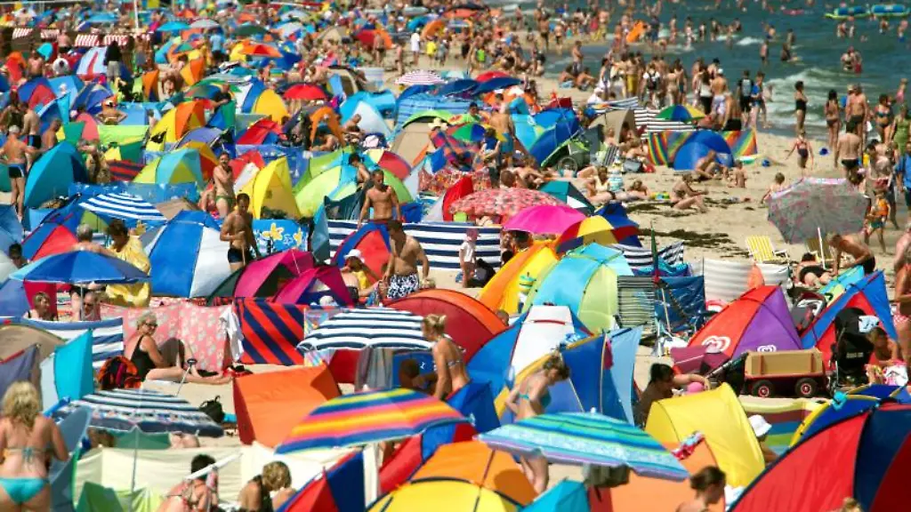 Voellig-ueberfuellt-Glaubt-man-den-Reiseveranstaltern-wird-es-in-diesem-Sommer-an-den-Straenden-besonders-eng-Grund-ist-der-besonders-enge-Sommerferien-Korridor