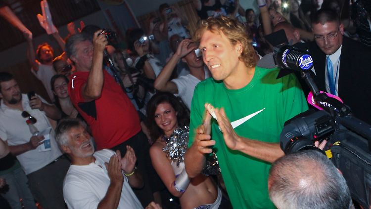 Ein Spalier für den NBA-Champion: Nowitzki auf dem Weg zur Pressekonferenz.