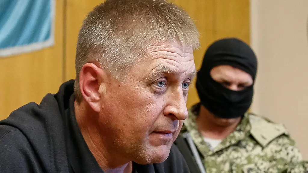 2014-04-26T161737Z-1094033528-GM1EA4R00OO01-RTRMADP-3-UKRAINE-CRISIS-SLAVIANSK-EXCHANGE-JPG4473197316685948404