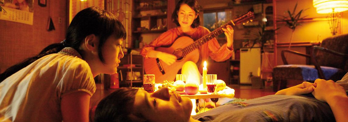 "This bird has flown": Reiko spielt die Beatles - Naoko und Watanabe hören gerührt zu.
