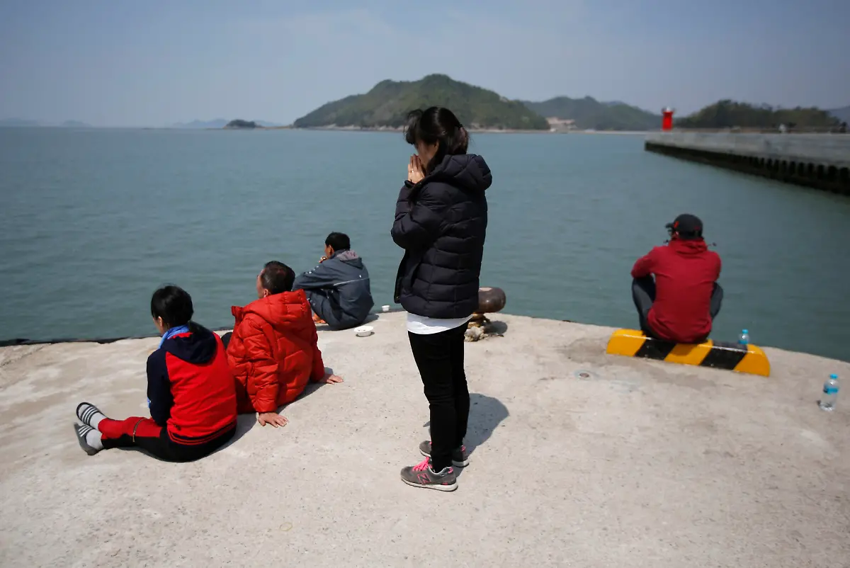 2014-04-21T045031Z-617019773-GM1EA4L0U7301-RTRMADP-3-KOREA-SHIP-JPG4768852739707066896