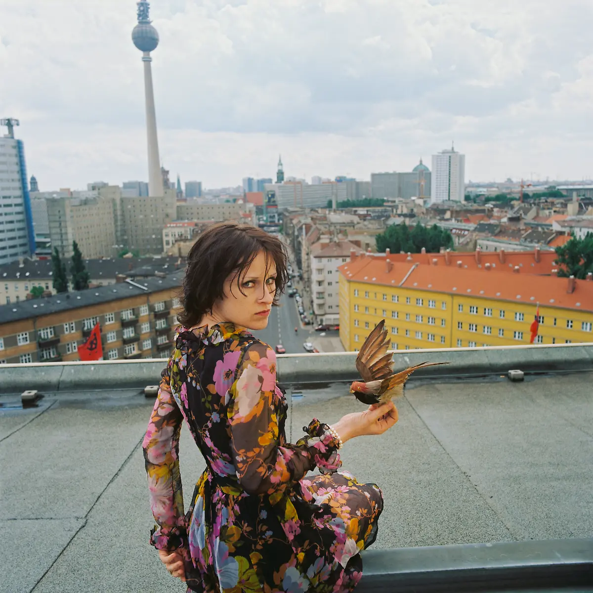 Ute-Mahler-Sophie-Rois-Schauspielerin-an-der-Volksbu-hne-auf-dem-Dach-der-Volksbu-hne-Berlin-Mitte-aus-der-Werkgruppe-Portra-ts-1996