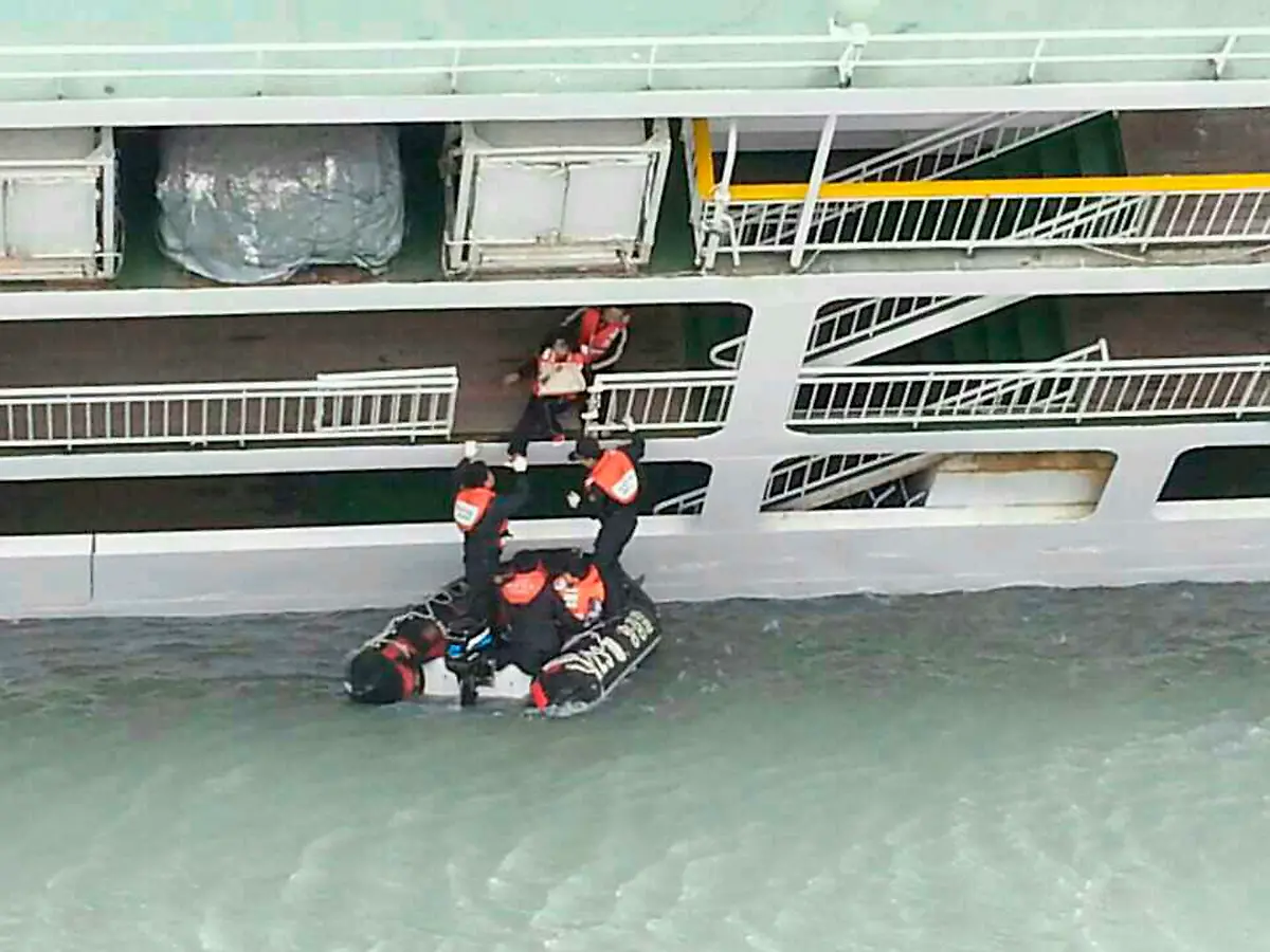 2014-04-16T072515Z-244886244-GM1EA4G0XD101-RTRMADP-3-KOREA-SHIP-JPG217974158202017973