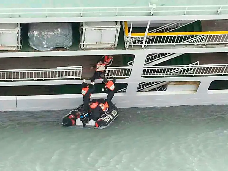 2014-04-16T072515Z-244886244-GM1EA4G0XD101-RTRMADP-3-KOREA-SHIP-JPG217974158202017973