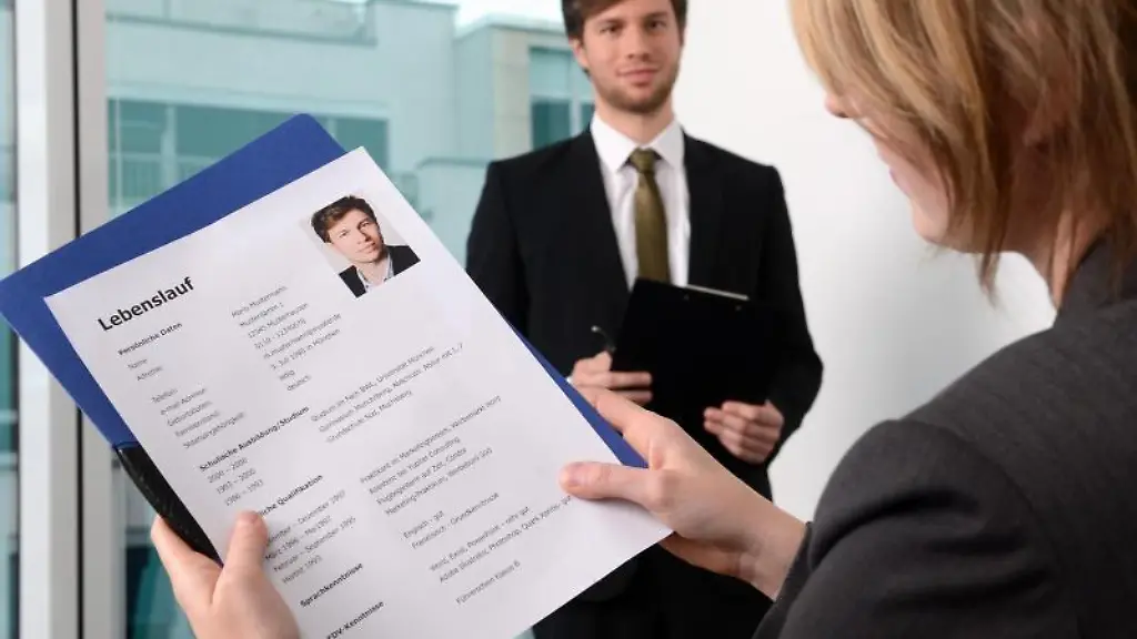 Die-wichtigsten-Stationen-im-Lebenslauf-sollten-Bewerber-kurz-und-knapp-benennen-koennen