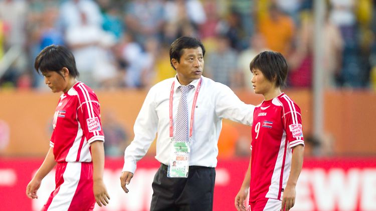 "Kurz vor unserem Abflug hat es einen Unfall gegeben. Bei einemTestspiel am 8. Juni ist auf dem Platz ein Blitz eingeschlagen", sagt Nordkoreas Trainer Kim Min-Kwang.