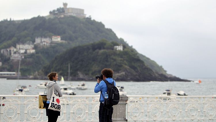 Touristen am La-Concha-Strand von San Sebastian: Der Kulturhauptstadt-Titel soll noch mehr von ihnen anlocken.