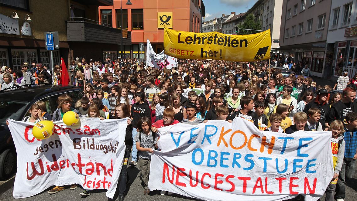 Schüler und Studenten demonstrieren in der Innenstadt von Gießen gegen die Bildungspolitik. Rund 700 Teilnehmer gehen für bessere Lehr- und Lernbedingungen auf die Straße.