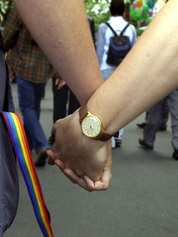 Ein schwules Paar läuft Hand in Hand durch die Straßen - in Berlin geht das gefahrlos, aber woanders ist das anders.