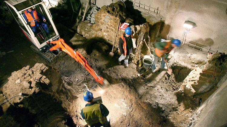 Archäologen sind in Köln sehr aktiv. Hier werden bei Ausgrabungen am Heumarkt in ca. vier Metern Tiefe römische Mauerreste freigelegt.