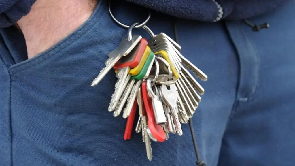 Das-scheppert-ordentlich-Wer-mit-seinem-Schluesselbund-in-der-Hand-ein-Nickerchen-macht-wacht-genau-im-richtigen-Moment-auf-Faellt-es-runter-ist-das-das-perfekte-Ende-des-Powernap